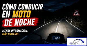 motorista conduciendo una moto de noche por carretera con el faro iluminando la calzada