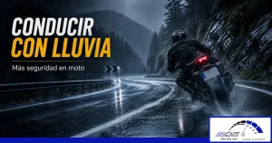 motorista conduciendo una moto bajo la lluvia con asfalto mojado y conducción segura