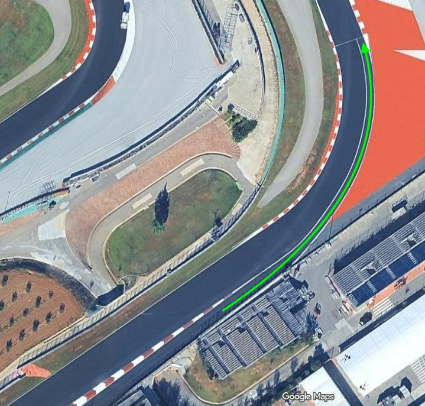 Vista aérea de la trayectoria de salida de pista de una moto hacia el pit lane en un circuito
