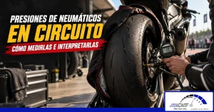 Comprobación de la presión de un neumático de moto durante una jornada en circuito